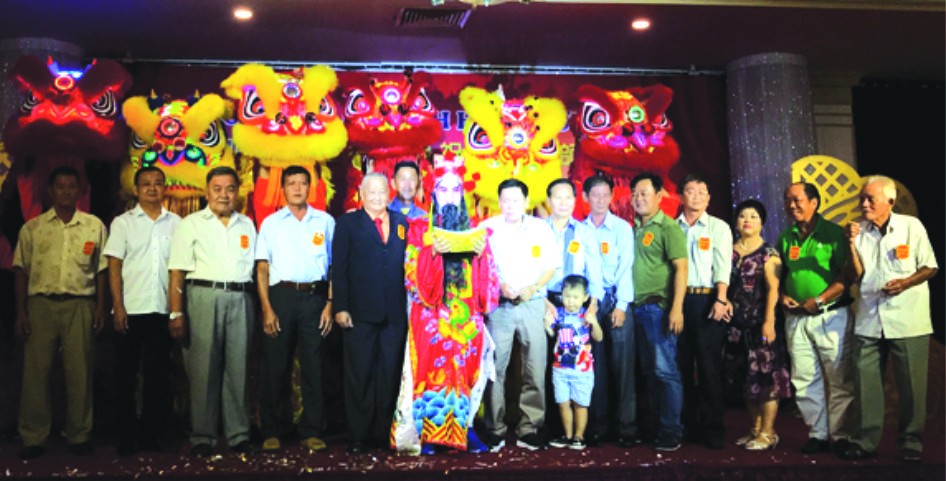 明豪堂金獅團理事會向來賓致謝。