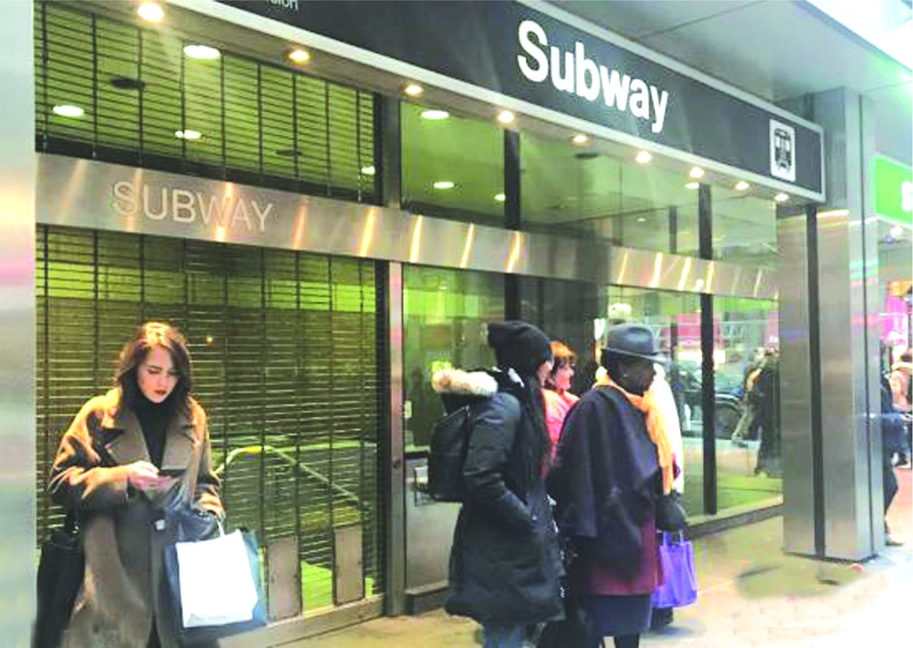 加拿大多倫多發生炸彈威脅後乘客在地鐵站外等候。