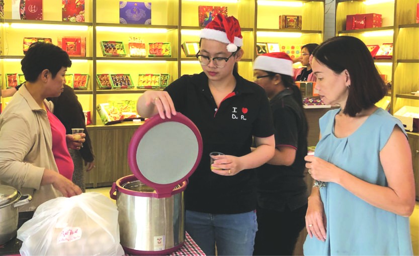 大發食品公司讓客戶品嚐湯圓。