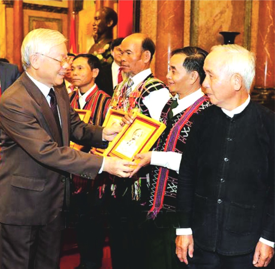 總書記、國家主席阮富仲向各村老、村長 贈送紀念品。
