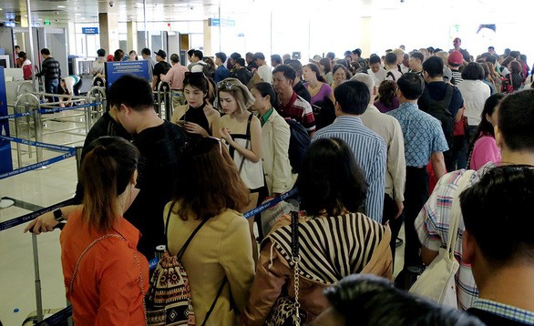 乘客在新山一機場辦理安寧手續。