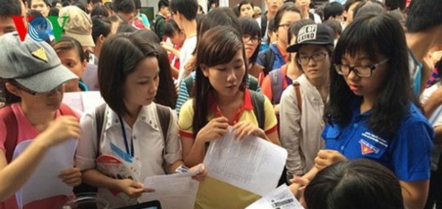 許多大中學生應徵春節臨時工。