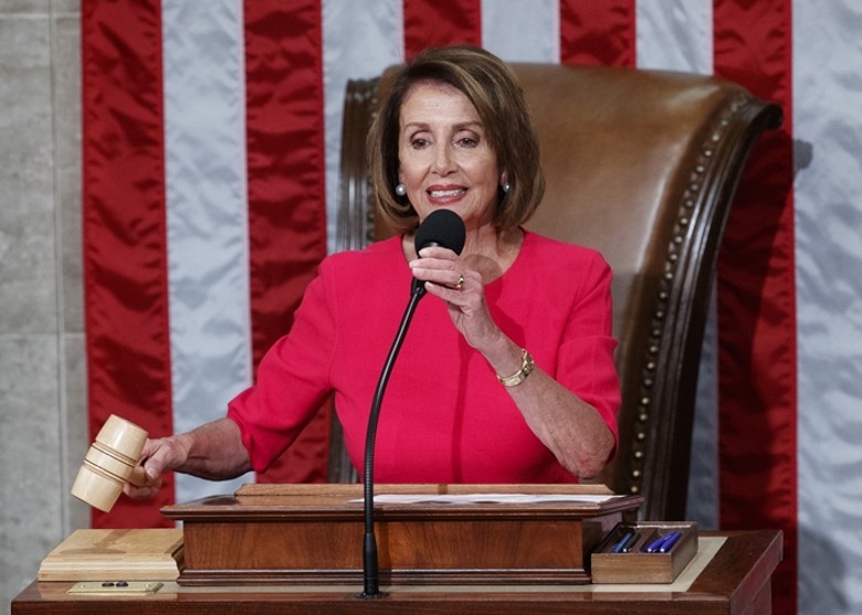 民主黨佩洛西表示不排除彈劾特朗普。