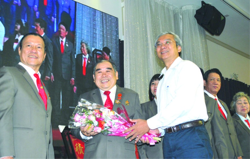 　　第五郡人委會主席范國輝向該會執委會 贈送鮮花。