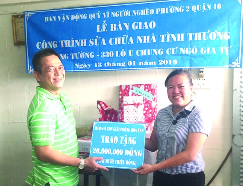 該坊領導(右)向李英家屬移交修繕房屋善款。