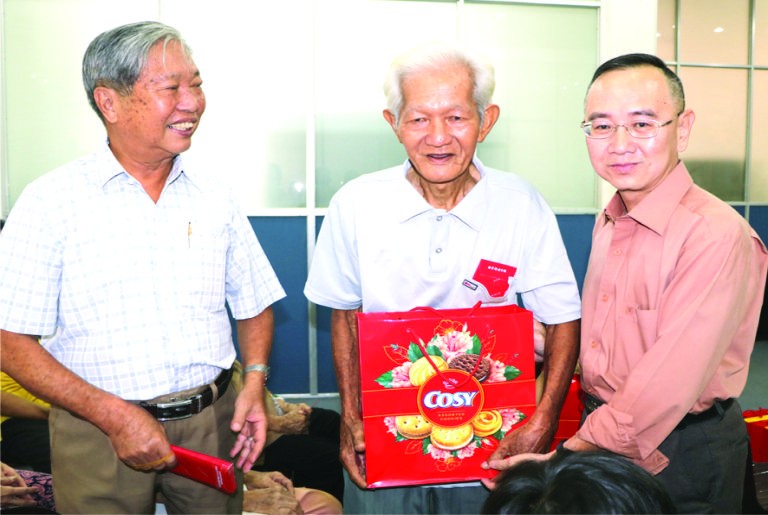 市民族處探望革命有功家庭 ảnh 2