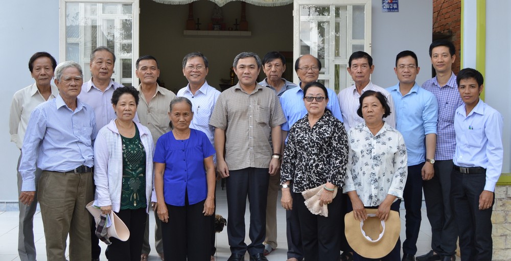 代表團在某革命基層家庭合照。