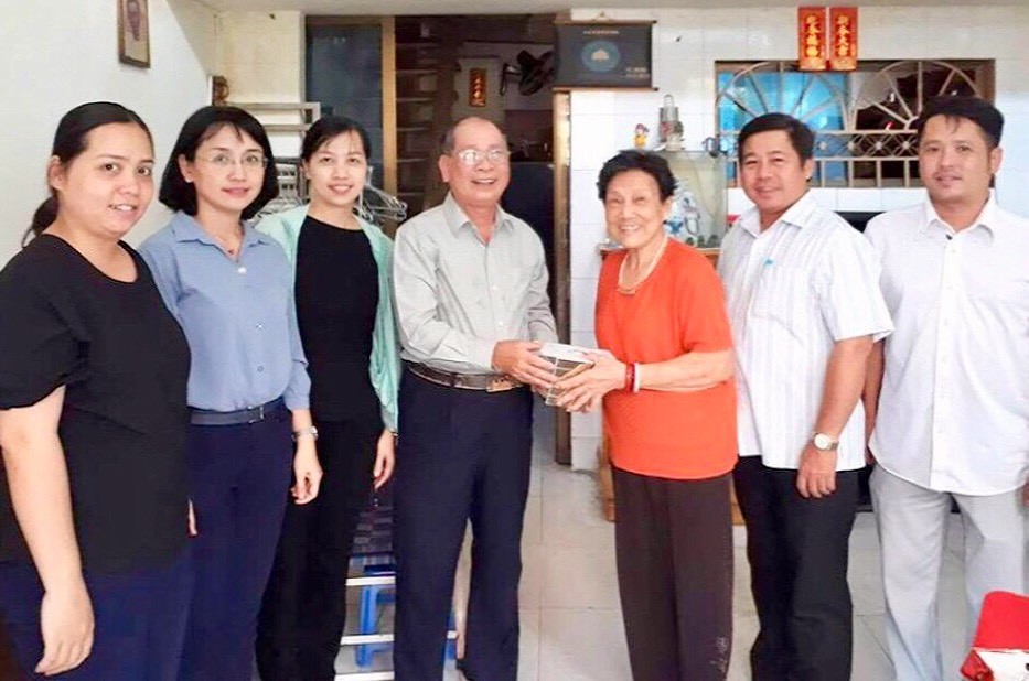 市民族處探望革命有功家庭 ảnh 1