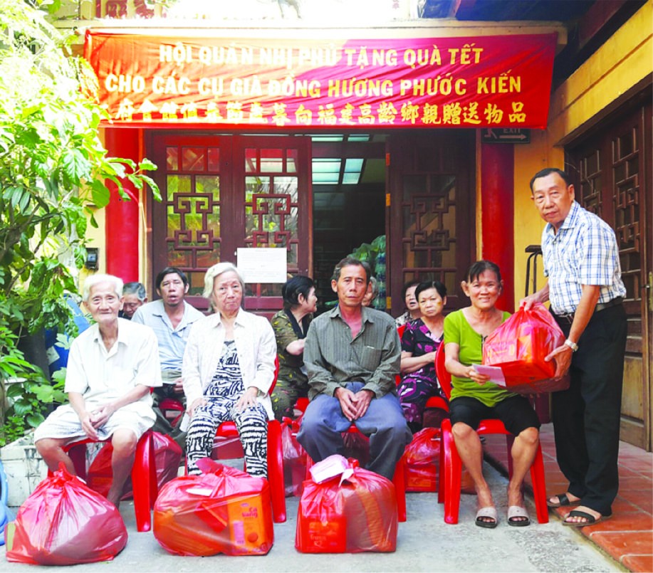 福建二府會館昨(25)日上午舉辦喜迎新春向福建高齡鄉親贈送禮物活動。