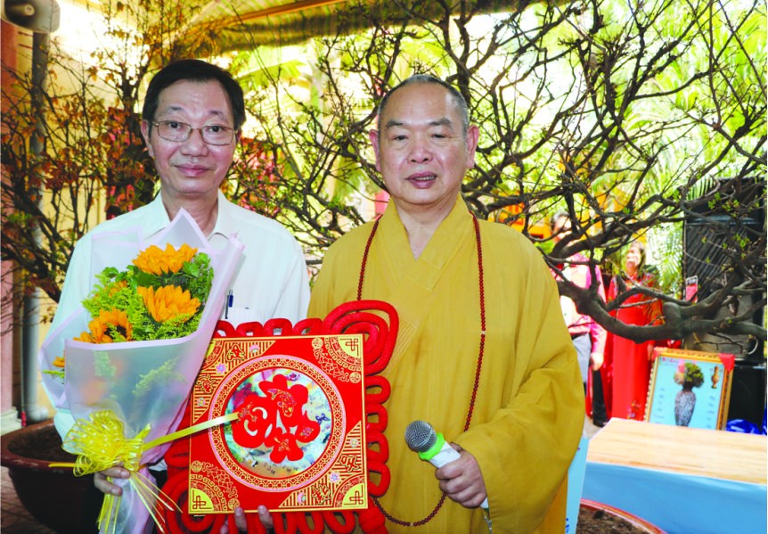 龍華寺住持釋慧功上座祝賀茶山慶雲南 院周華邦以 1 億 9000 萬元投得 2 棵梅花。