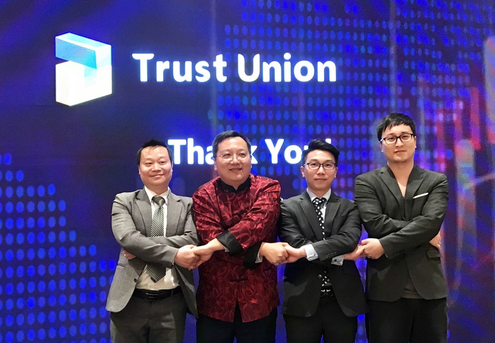 越-港代表互相握手合作愉快。