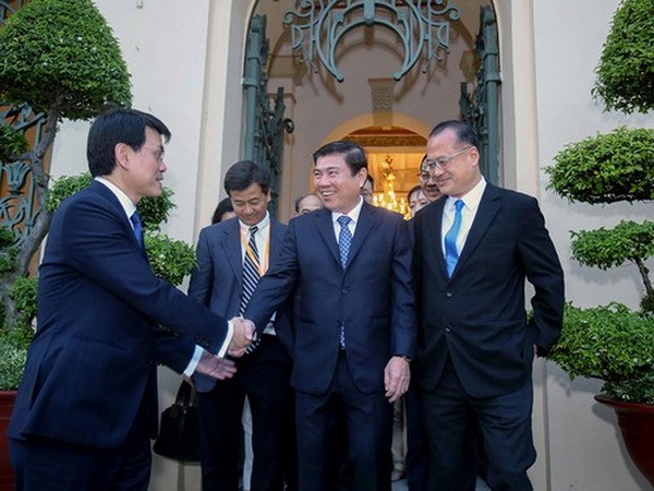 市人委會主席阮成鋒(中)接見香港投資商。