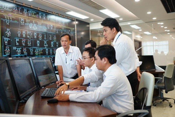 電力部門幹部操控電力系統。