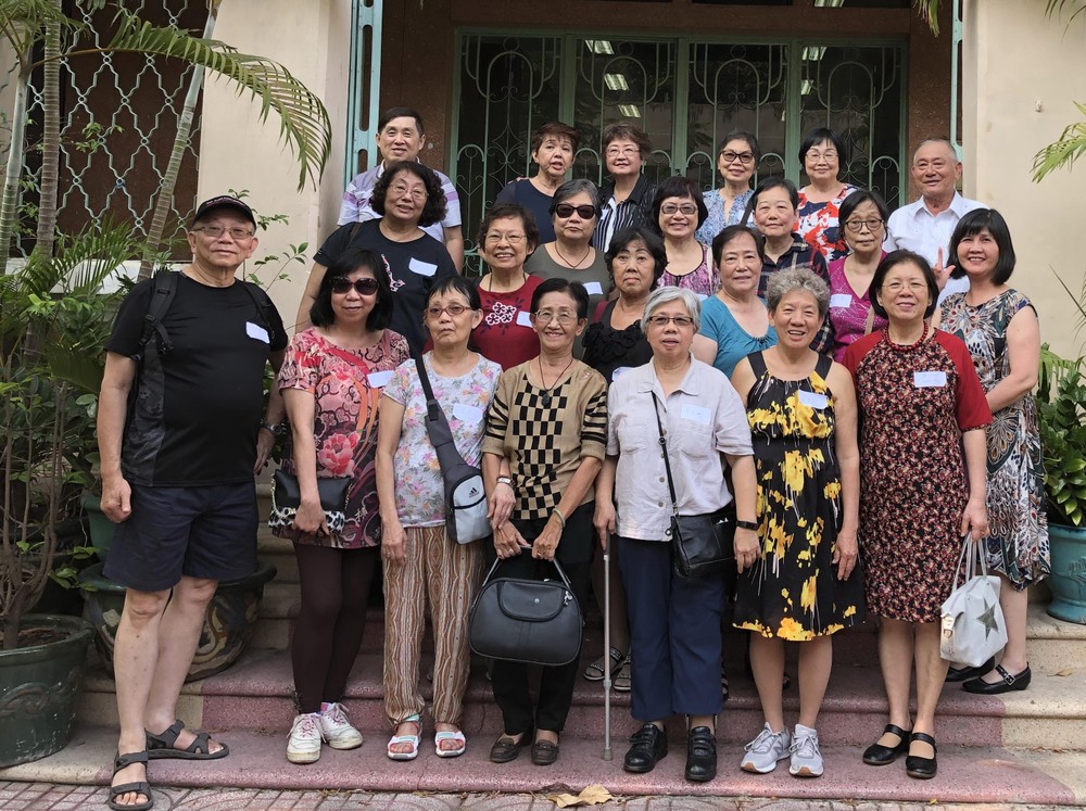 福中校友們在母校留影。