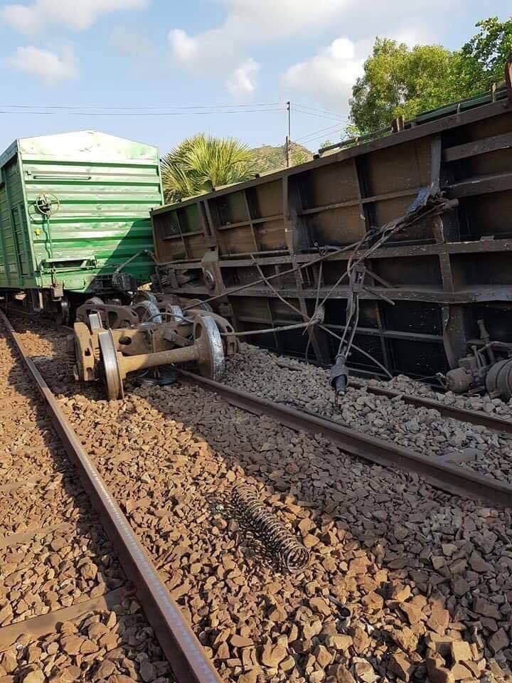 2月19日上午發生的列車脫軌事故現場。
