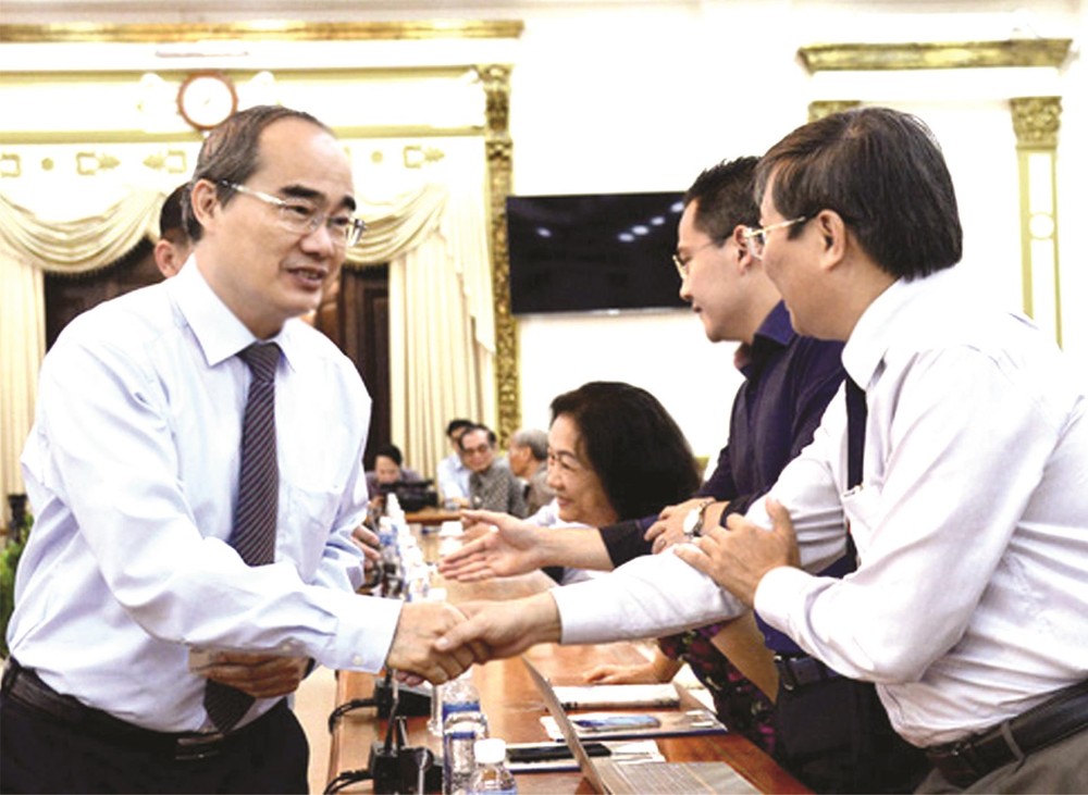 市人委會書記阮善仁與各代表交談。