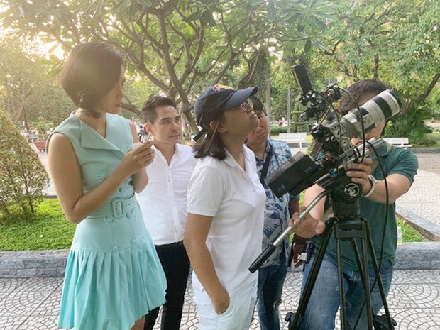 女導演黃英（白衣）正在片場上執導。