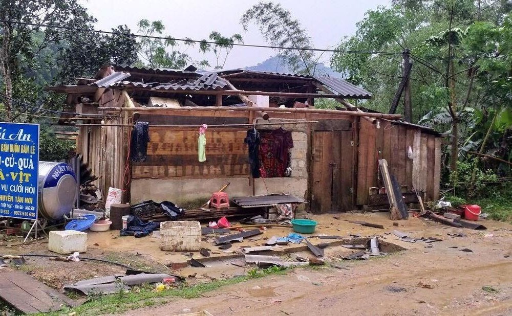 諒山省上百民房被旋風掀頂