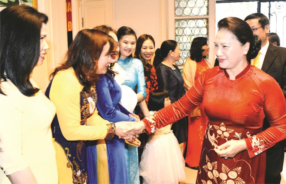 國會主席阮氏金銀看望比利時大使館幹部人員。