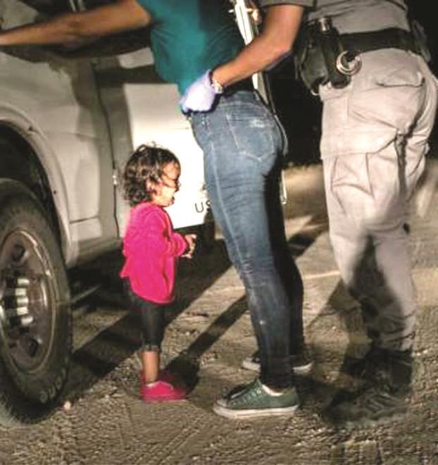 美墨邊境哭泣的小女孩。