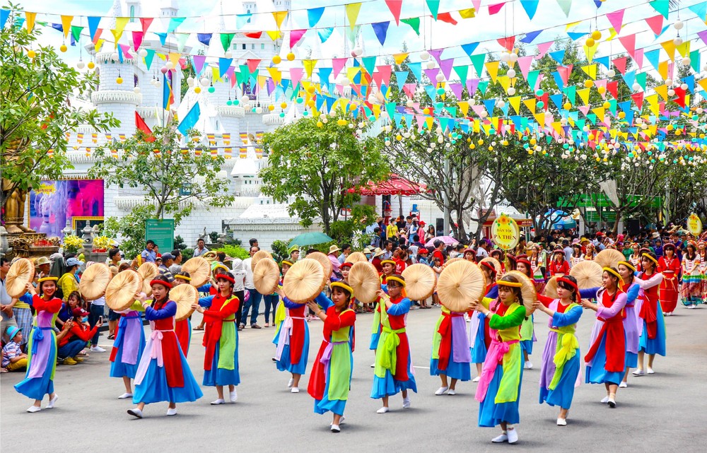 雄王忌辰各民族同胞遊行活動。