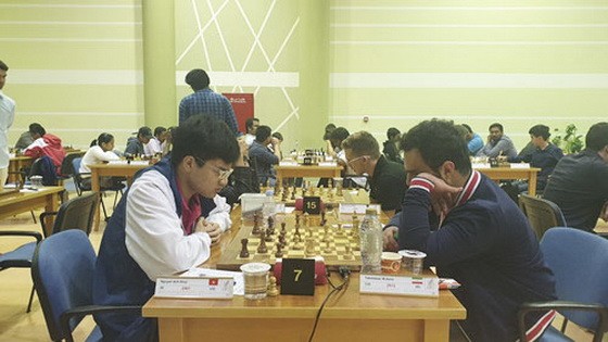 阮英魁（左邊）在比賽中。