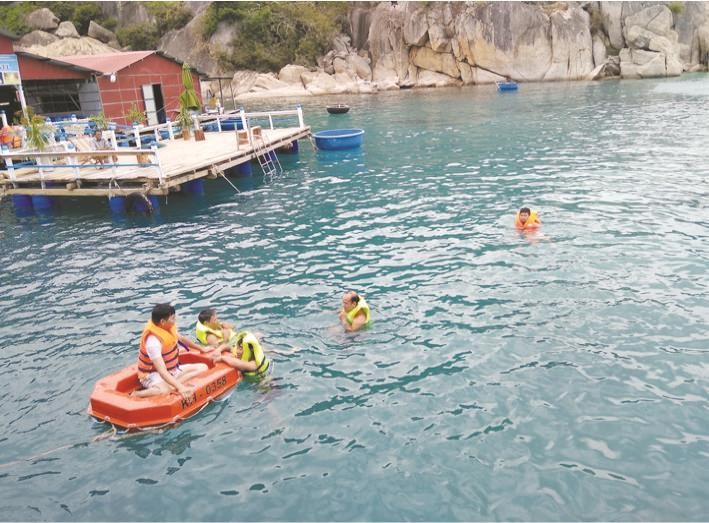 有海的地方是吸引遊客的景點。