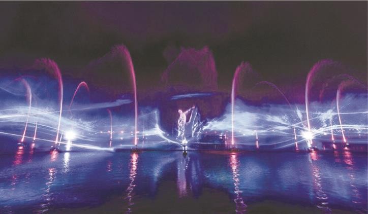 蓮潭絢麗水上視聽燈光秀。
