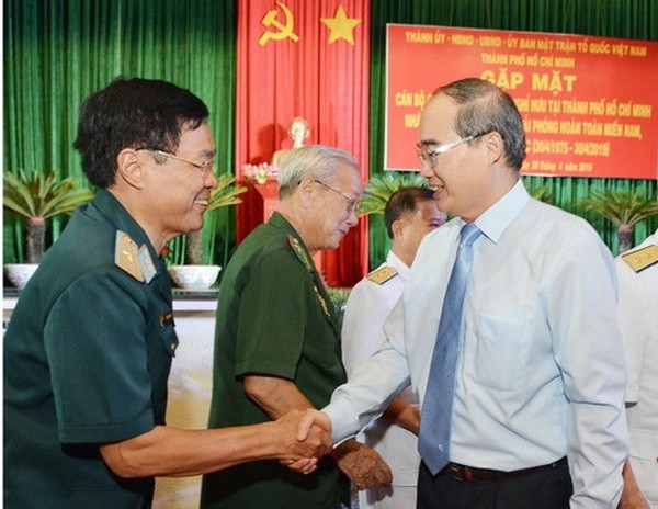 市委書記阮善仁與軍隊退休將領親切聚會。