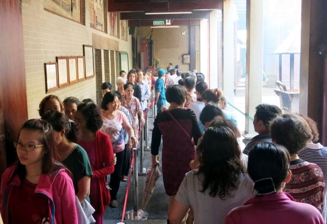 善信在穗城會天后廟排隊等蓋印。