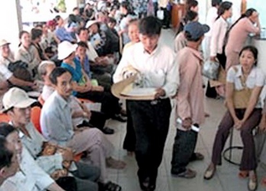 持有醫保卡的病人在市心臟病醫院診治。