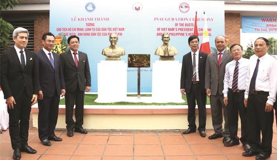 菲律賓駐越南大使館與越南-菲律賓友協及太原大學配合，昨(2)日在太原省為座落於太原大學的國際系校園內豎立的我國偉大領袖胡志明主席以及菲律賓民族英雄扶西‧黎剎的雕像舉行落成儀式。