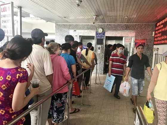 大水鑊醫院等候電梯的探病者。