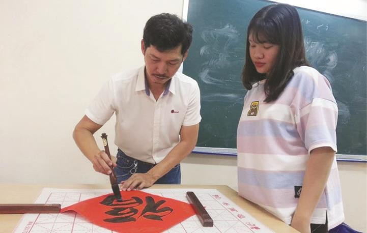 甘偉恒老師與學生交流。