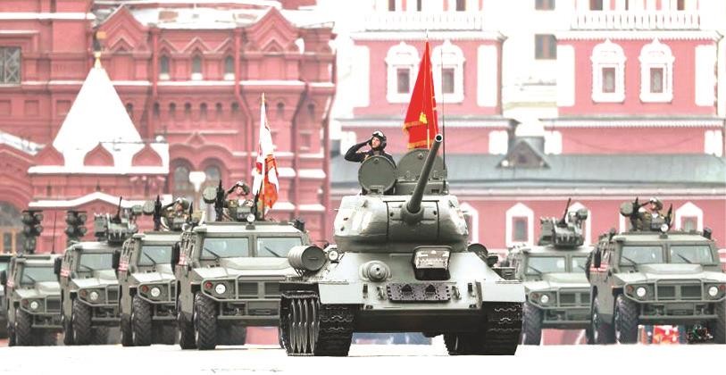 二戰主力T-34坦克引導軍車入場。