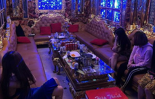 人贓並獲餐廳女侍賣淫