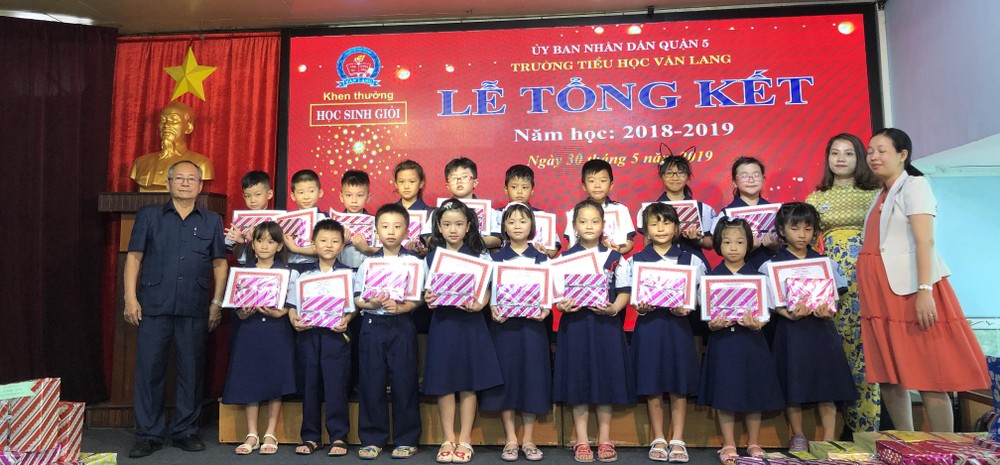 校委頒獎給優秀生。