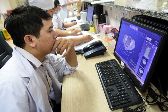 醫生研究病人的電子病歷。