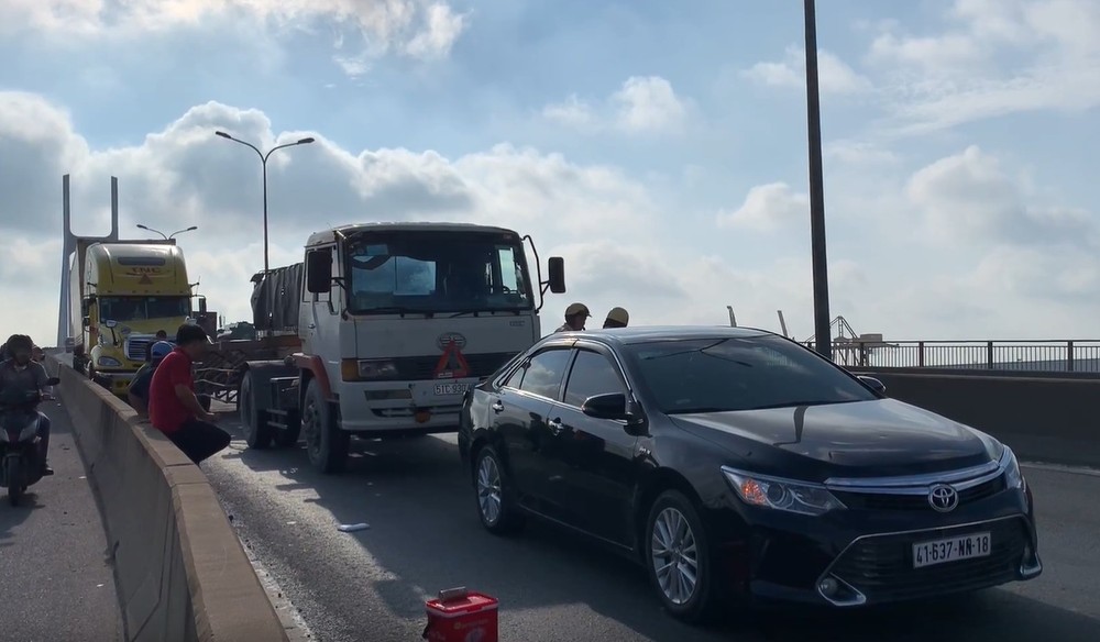 在現場，集裝箱車卡在卡車的車尾和3輛車均處於富美橋的汽車車行道。