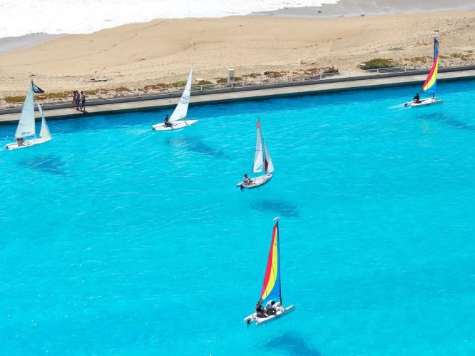 世界最大游泳池“大到像海洋”！ ảnh 1