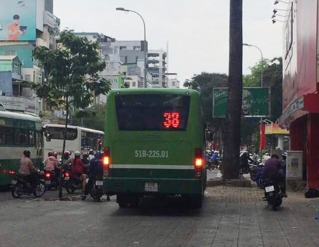 須懲處在人行道上騎摩托車者 ảnh 1