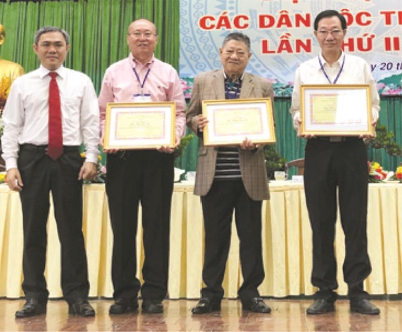 市民族處領導向高肇力(左二起)、 杭慰瑤、周華邦頒發獎狀。