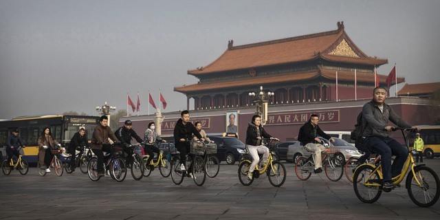 騎自行車走過紫禁城。
