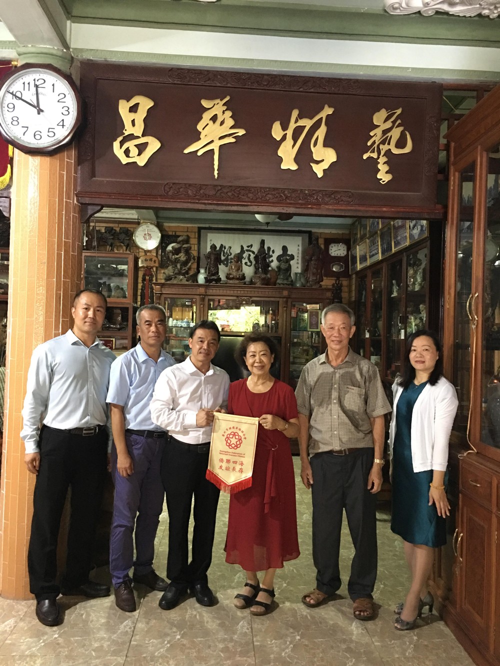 由廣州市僑聯副主席林瑞琪為團長，以及包括有黃埔區和花都區僑聯代表團一行已於昨(20)日上午前往藝昌紅木傢具公司參觀