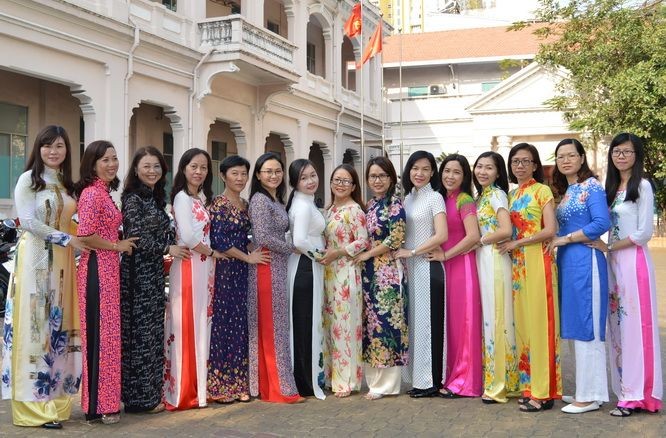 作者（右六）與同事們於“三‧八”國際婦女節在報社合影。