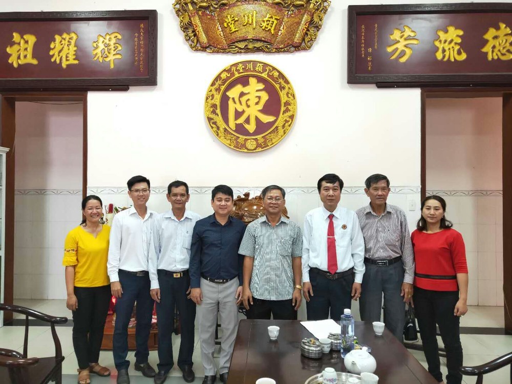 陳氏宗祠理事會與市民族處領導合影。