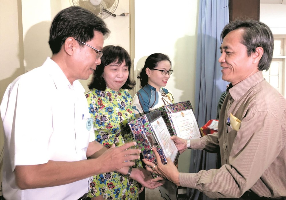 第五郡婦聯會華人幹部周金鳳伉儷獲表彰。