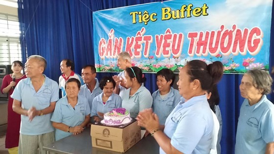 年輕人為殘疾者舉辦生日宴會。