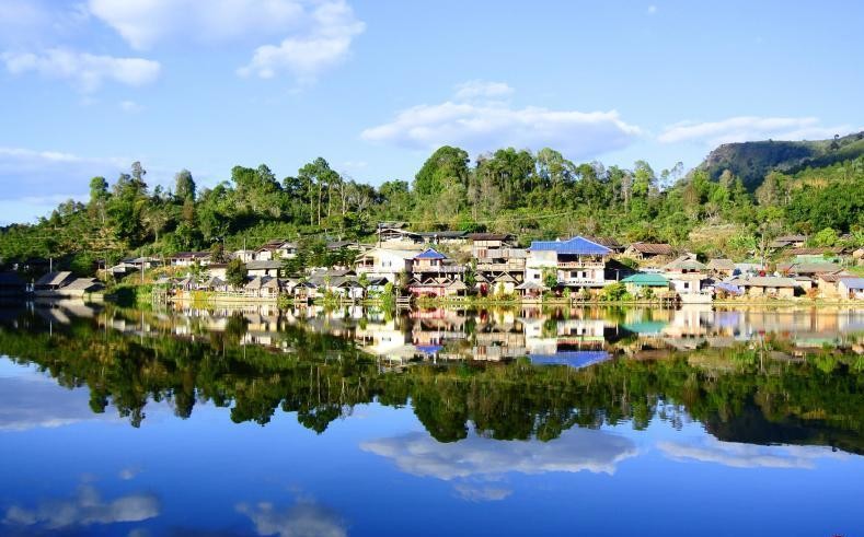 隱藏在郁郁蔥蔥的山區裏，恍如隔世的密窩村。
