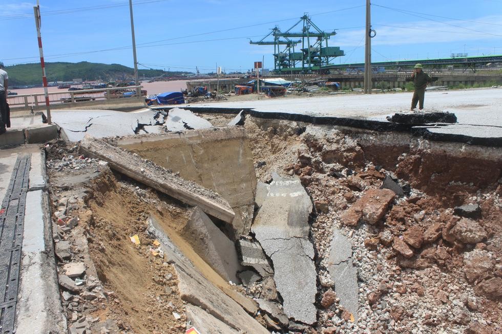 路面突然下陷致２死３傷